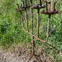 Antico candelabro in ferro battuto