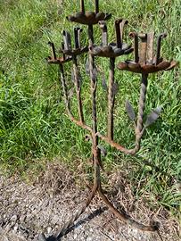 Antico candelabro in ferro battuto