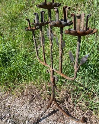 Antico candelabro in ferro battuto