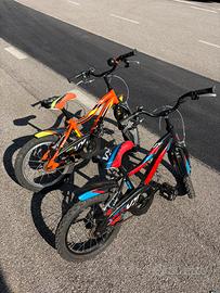 Coppia di biciclette per bambini
