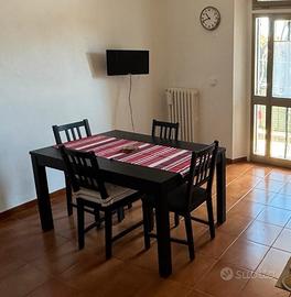 Lavatrice, tavoli  sedie e cameretta