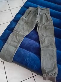 pantaloni multitasche