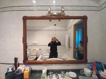 specchio con cornice in legno