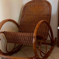 Poltrona a dondolo vintage in rattan e midollino