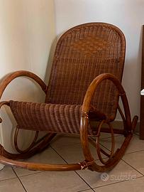 Poltrona a dondolo vintage in rattan e midollino