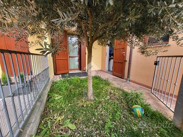 VILLA A SCHIERA A RUSSI