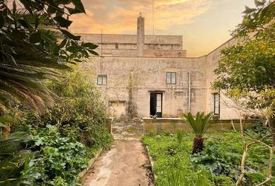 Palazzo / Stabile di 633 m² con più di 5 locali a 