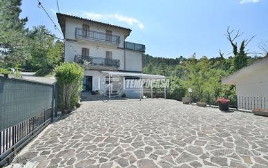 CASA SINGOLA CON DEPANDACE E CORTE