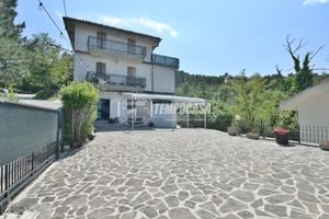 CASA SINGOLA CON DEPANDACE E CORTE