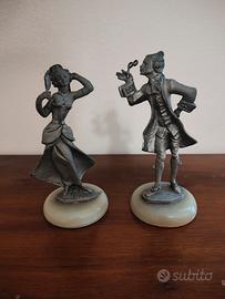 Statuette in peltro con base in onice