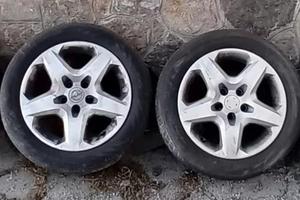 Cerchi in acciaio r 16 con copricerchi Opel