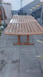 tavolo con sedie in legno 