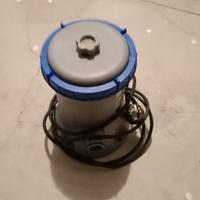 pompa filtraggio per piscina più due tubi bianchi