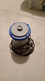 pompa filtraggio per piscina più due tubi bianchi