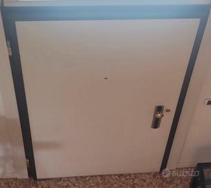 Porta blindata con serratura elettrica
