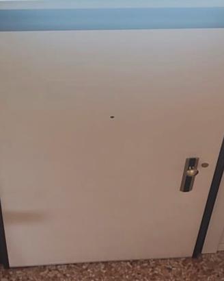 Porta blindata con serratura elettrica