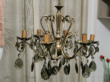Lampadario a gocce ed abat jour in stile