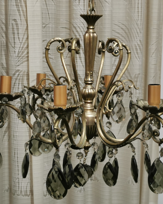 Lampadario a gocce ed abat jour in stile