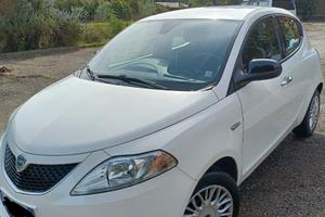 Lancia Ypsilon bianca
