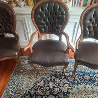 due e sedie e una  poltrona 
stile Chesterfield