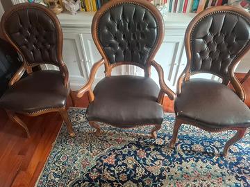 due e sedie e una  poltrona 
stile Chesterfield