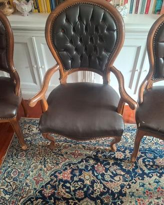 due e sedie e una  poltrona 
stile Chesterfield