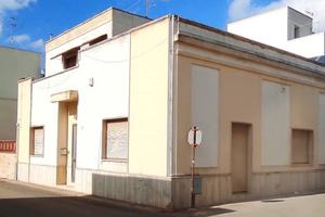 Casa indipendente di 223 m² con 4 locali e box aut