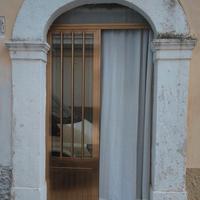 Portale in pietra antico