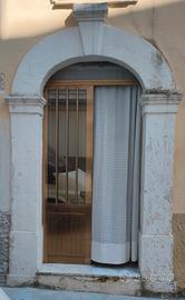 Portale in pietra antico