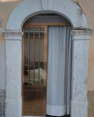 Portale in pietra antico