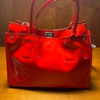 Borsa rossa a mano e con tracolla