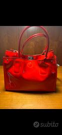 Borsa rossa a mano e con tracolla
