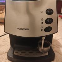 Macchina del caffè e cappuccino con braccetto dell