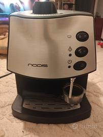 Macchina del caffè e cappuccino con braccetto dell