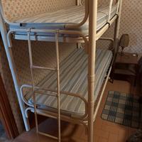 Letto a castello bianco con materassi