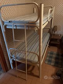 Letto a castello bianco con materassi