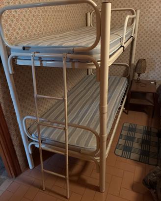 Letto a castello bianco con materassi
