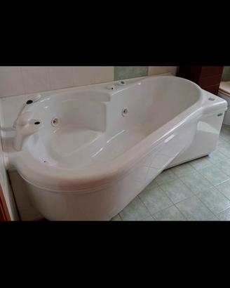 Vasca da bagno idromassaggio Teuco. 