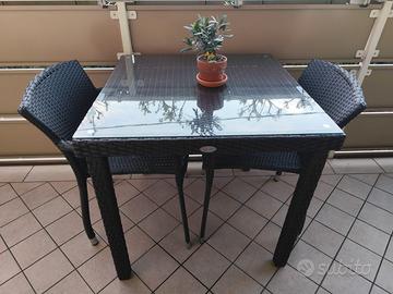 Set tavolo da esterno in rattan con piano in vetro