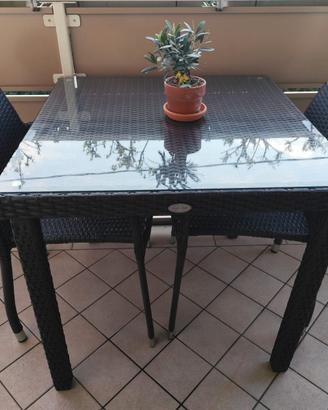 Set tavolo da esterno in rattan con piano in vetro
