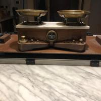 Antica bilancia con piano in marmo