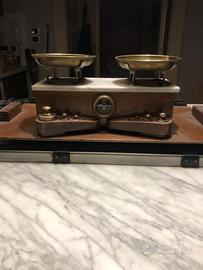 Antica bilancia con piano in marmo