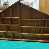 Bacheca in legno a forma di casa