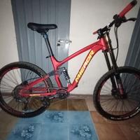 Bicicletta MTB da Downhill