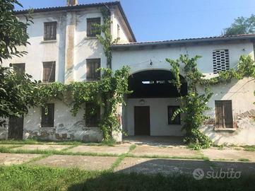Rustico / Casale di 250 m² con più di 5 locali a R
