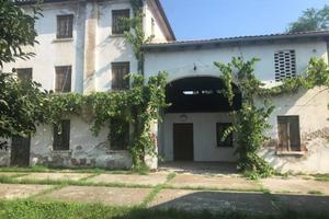 Rustico / Casale di 250 m² con più di 5 locali a R