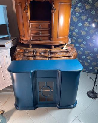 Credenza blu in lavorazione