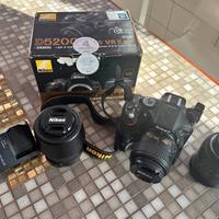 Nikon D5200 con 3 obiettivi, kit come nuova. 