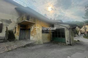 RUSTICO RESIDENZIALE CON MAGAZZINO E LOC.COMMERCIA