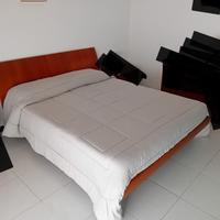 letto matrimoniale in ciliegio .